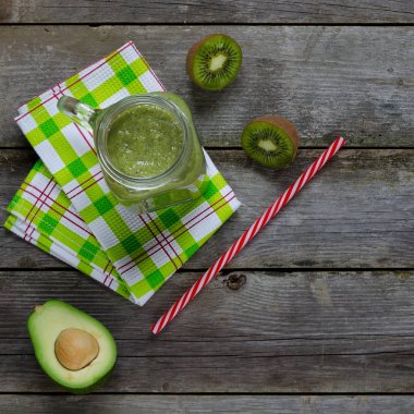 Avokado, kivi, ıspanak, muz, taze hazırlanmış smoothies