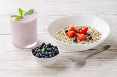 Böğürtlenli yoğurt ve müsli