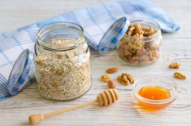 Mason kavanoza karışık müsli, fındık ve bal ile