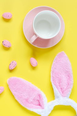 Paskalya tatili arka plan ile boş Kupası kahve, tavşan kulakları ve Paskalya yumurtaları için