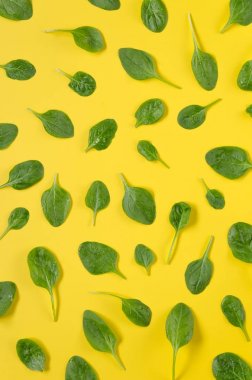 Ispanak desen Sarı zemin üzerine bırakır..