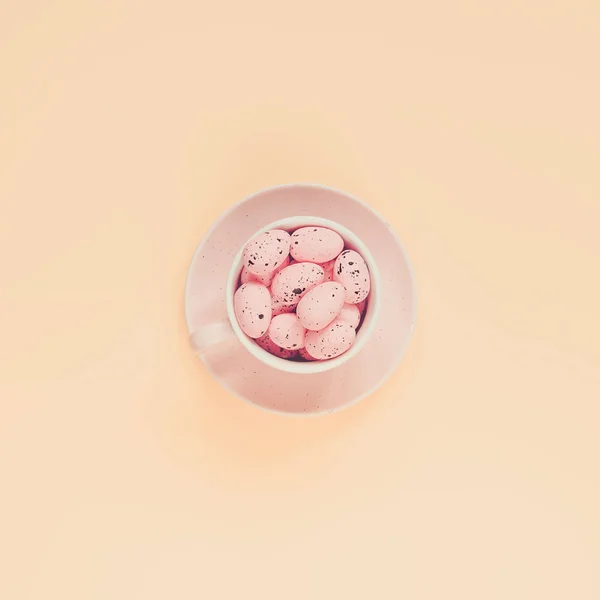 핑크 커피 컵에 부활절 달걀. 부활절 휴가 배경 — 스톡 사진