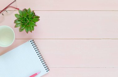 Açık defter ile pembe kalem, kahve ve leziz