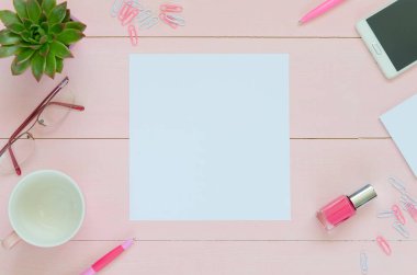 Kadınsı Resepsiyon çalışma alanı ile sulu, gözlük, fincan kahve için ve boşaltmak için kağıt