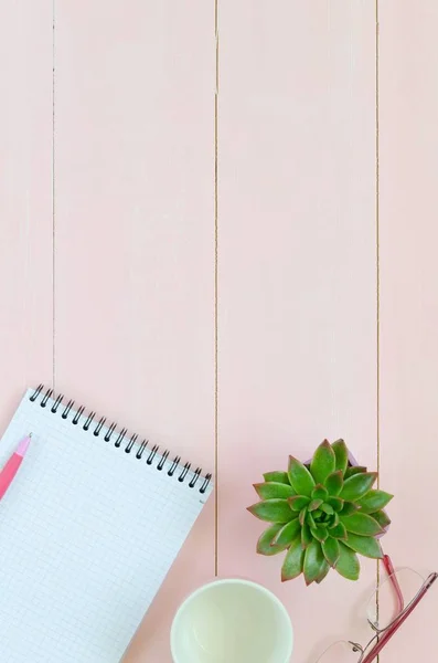 Açık defter ile pembe kalem, kahve ve leziz