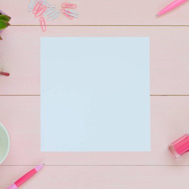 Kadınsı Resepsiyon çalışma alanı ile sulu, gözlük, fincan kahve için ve boşaltmak için kağıt