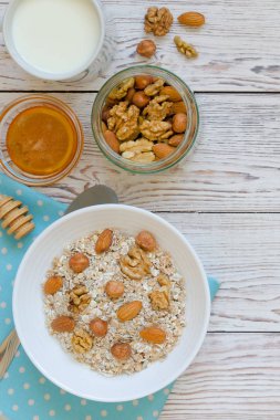 Sağlıklı Kahvaltı, fındık, bal ve süt ile müsli