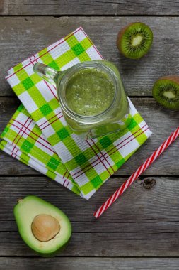 Avokado, kivi, ıspanak, taze hazırlanmış smoothies