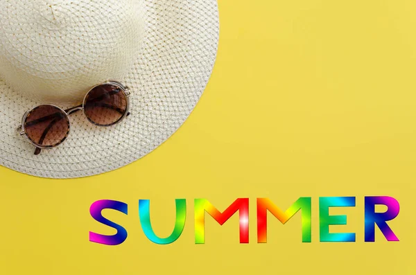 Sombrero y gafas de sol —  Fotos de Stock