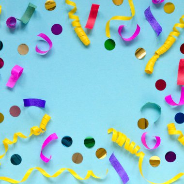 Karnaval şenlikli dekorasyon mavi zemin üzerine