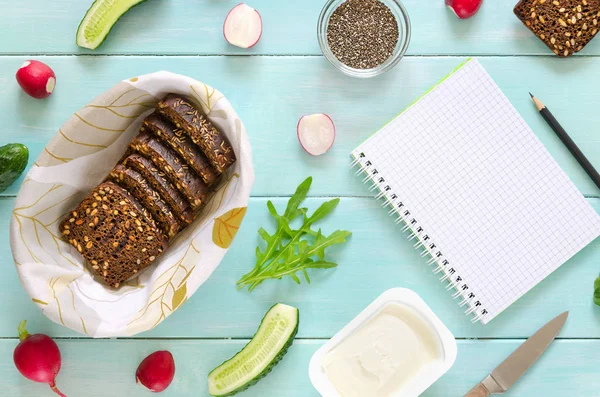 Krem peynir, taze salatalık, turp ve chia tohumu nane ahşap arka plan üzerinde vejetaryen sandviç için malzemeler.