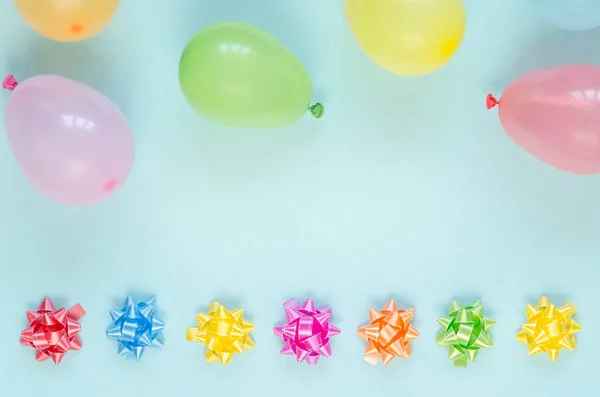 Decoração festiva colorida no fundo azul — Fotografia de Stock