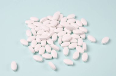 Mavi arka planda beyaz haplar. Seçici odak