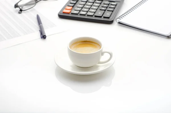 Buchhaltung Geschäftskonzept Schreibtisch Mit Tasse Kaffee Taschenrechner Brille Notizblock Und — Stockfoto