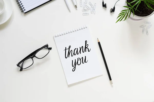 Çalışma alanı kalem, kağıt, kahve fincanı, bardaklar, yeşil bitkiler ve ofis malzemeleri. Üst kattaki daire tepemizde duruyordu. Çalışanların takdir günü konsepti