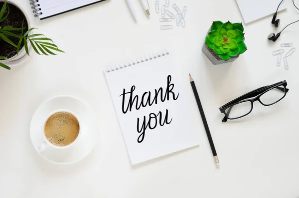 Werkruimte Met Pen Papier Koffiebeker Glazen Groene Planten Kantoorbenodigdheden Bovenaanzicht — Stockfoto