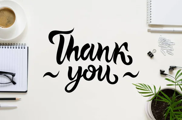 Çalışma alanı kalem, kağıt, kahve fincanı, bardak ve ofis malzemeleri. Üst kattaki daire tepemizde duruyordu. Siyah harfler. Teşekkürler.