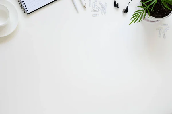 Çalışma alanı kalem, kağıt, kahve fincanı, bardak ve ofis malzemeleri. Üst kattaki daire tepemizde duruyordu. Boşluk arkaplanı kopyala