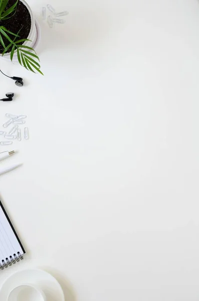 Çalışma alanı kalem, kağıt, kahve fincanı, bardak ve ofis malzemeleri. Üst kattaki daire tepemizde duruyordu. Boşluk arkaplanı kopyala