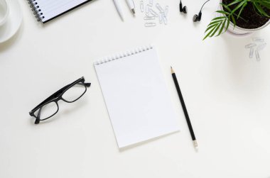Çalışma alanı kalem, kağıt, kahve fincanı, bardak ve ofis malzemeleri. Üst kattaki daire tepemizde duruyordu. Boşluk arkaplanı kopyala