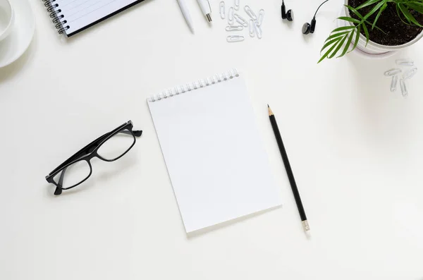 Çalışma alanı kalem, kağıt, kahve fincanı, bardak ve ofis malzemeleri. Üst kattaki daire tepemizde duruyordu. Boşluk arkaplanı kopyala