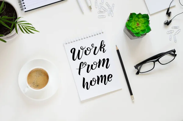 Çalışma alanı kalem, kağıt, kahve fincanı, bardak ve ofis malzemeleri. Üst kattaki daire tepemizde duruyordu. Evden Yazma Çalışması