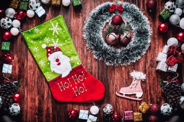 Yılbaşı süsleri ve hediye kutuları ahşap tahta üzerinde
