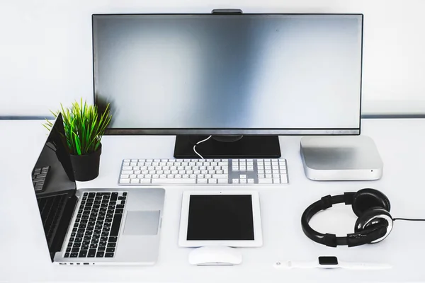 Moderner Arbeitsplatz mit verschiedenen Gadgets — Stockfoto