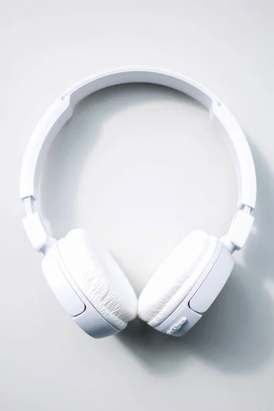 Fones de ouvido isolados no fundo branco — Fotografia de Stock