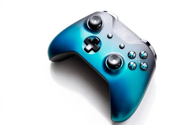 Gamepad üzerinde beyaz bir arka plan izole oyun konsolu
