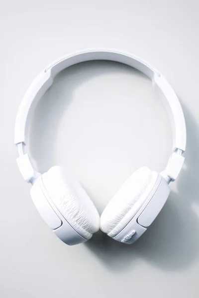 Fones de ouvido isolados no fundo branco Imagem De Stock