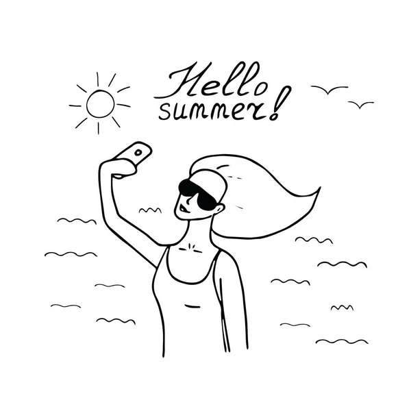 Seorang gadis dalam kacamata hitam mengambil selfie, rambutnya terbang di angin dan lettering halo musim panas. Wanita di latar belakang gelombang laut, matahari dan burung camar. Tangan digambar dengan gaya corat-coret. Skandinavia sederhana - Stok Vektor