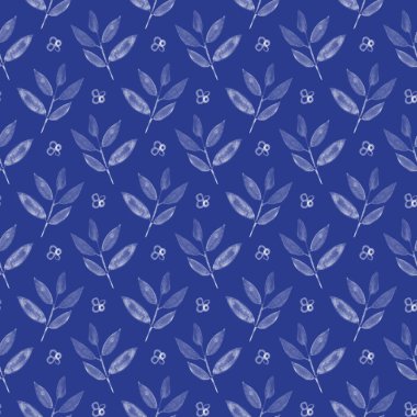 Mavi arka planda suluboya yapraklar ve çiçekler pürüzsüz desen. Tekstil için çiçek deseni, duvar kağıdı, ambalaj kağıdı. Moda rengi: 2020