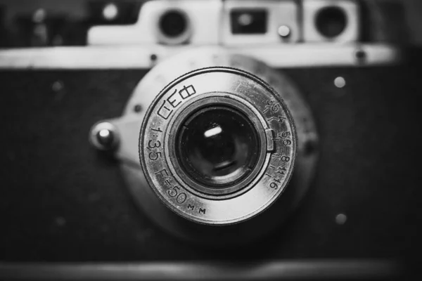 Cámara fotográfica retro en blanco y negro de cerca —  Fotos de Stock