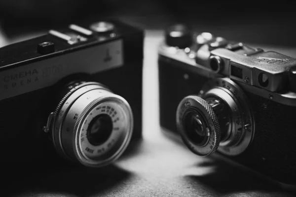 Ретро фотоапарат чорно-білий крупним планом — стокове фото