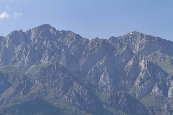 Potes, Cantabria / İspanya; Ağustos 03, 2015. Potes 'teki Picos de Europa' nın ilk zirveleri.