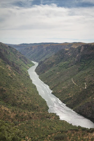 Arribes del Duero, Salamanca / İspanya; Ağustos 06, 2013. Los Arribes del Duero, granit manzarasının engebeli güzelliğinin zengin ve çeşitli bir fauna ve bitki örtüsünün göze çarptığı ayrıcalıklı bir doğal alandır..