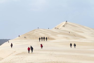 Pyla-sur-Mer, Landes / France; Mar. 27, 2016. Pilat Kumulu Avrupa 'daki en uzun kum tepesidir. La Teste-de-Buch, Fransa 'nın Arcachon Körfezi bölgesinde Bordeaux' ya 60 km uzaklıkta yer almaktadır. Yılda bir milyondan fazla ziyaretçiyle, Pilat Kumulu