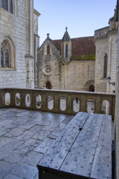 Rocamadour, Lot / France; Mar. 22, 2016. Ortaçağ şehri Rocamadour, Alzou nehrinin kanyonuna hükmetmek bir denge mucizesidir..