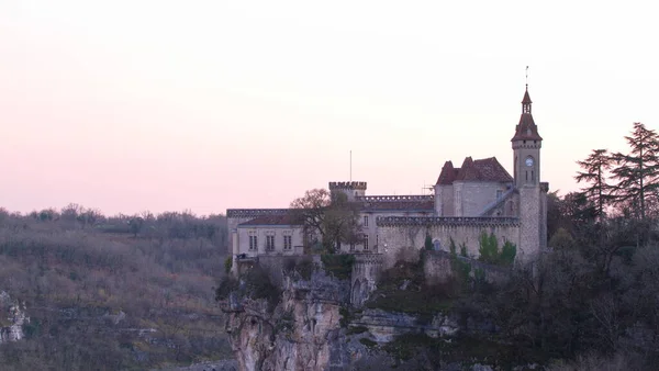 Rocamadour, Lot / France; Mar. 22, 2016. Ortaçağ şehri Rocamadour, Alzou nehrinin kanyonuna hükmetmek bir denge mucizesidir..