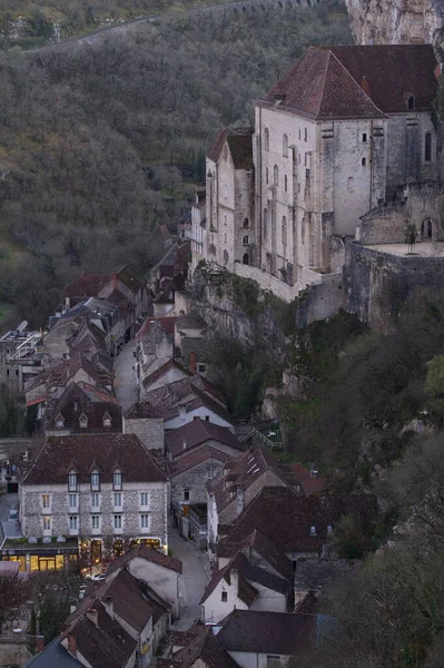 Rocamadour, Lot / France; Mar. 22, 2016. Ortaçağ şehri Rocamadour, Alzou nehrinin kanyonuna hükmetmek bir denge mucizesidir..