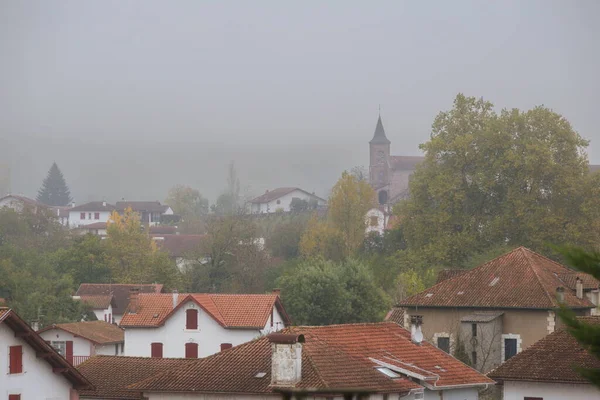 Donibane Garazi, Aşağı Navarre 'ın başkentidir ve Santiago' ya Hacı Yolu üzerinde yer almaktadır..
