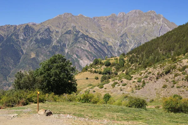 Cerler Huesca スペイン 2017年8月21日 夏休みにセラーの町でArdonesの3つの滝のルートに沿ってハイキング — ストック写真