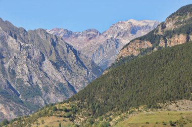 Cerler, Huesca / İspanya; 21 Ağustos 2017. Benasque ve Cerler arasındaki Pireneler 'in dağlık profili.