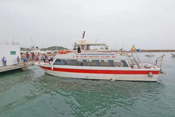 Ferry arrival in Es Canar — Stock Photo, Image