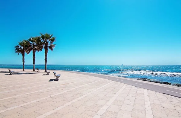 Asiento de banco tranquilo con vista al mar — Foto de Stock