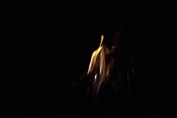 Flammen im Dunkeln — Stockfoto