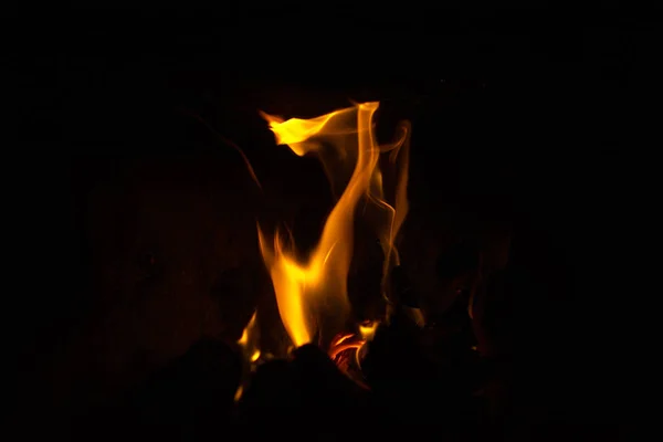 Płomienie w ciemności — Zdjęcie stockowe