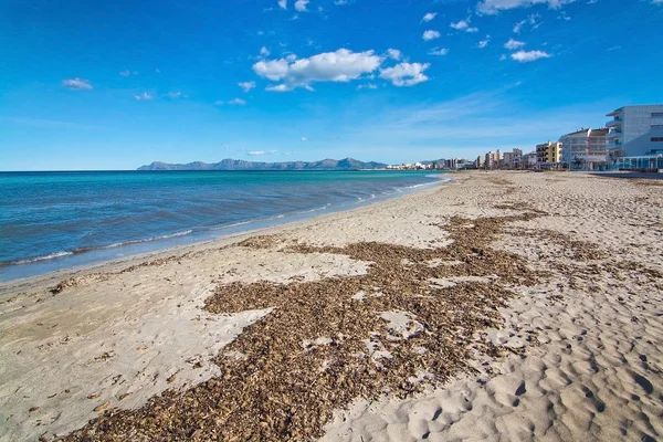 Praia mediterrânea vazia de areia — Fotografia de Stock