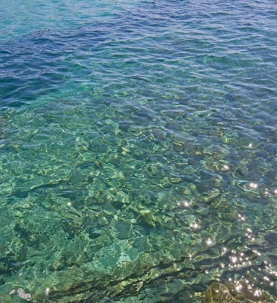 素朴な桟橋をオフに緑色の水 — ストック写真